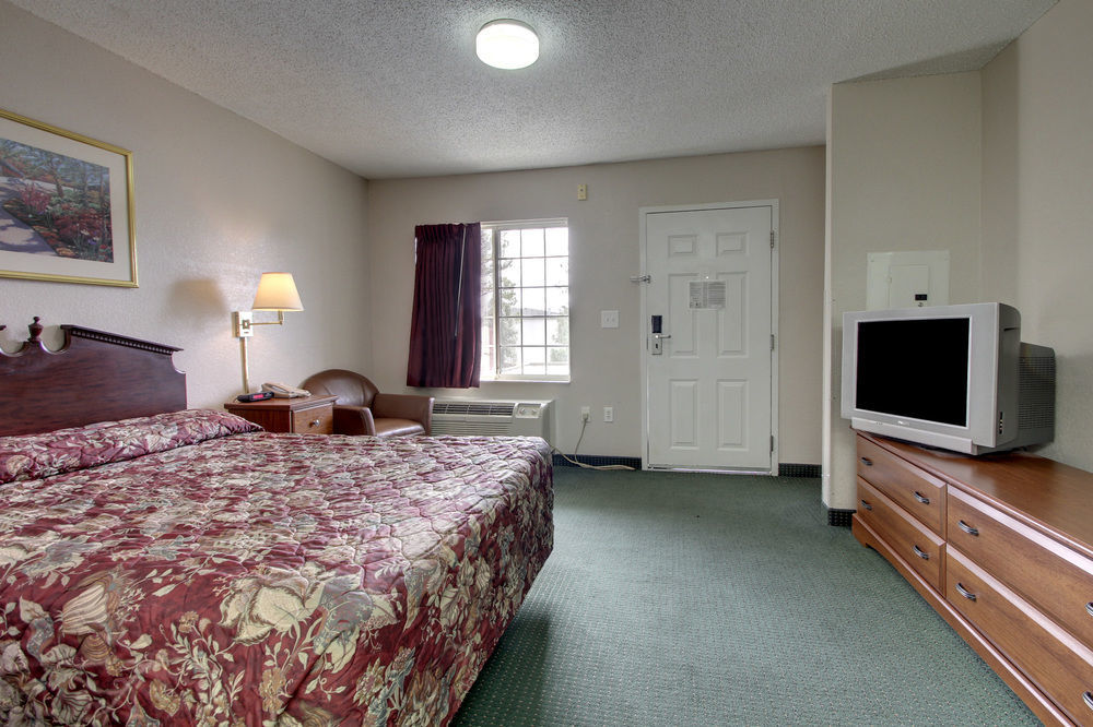 Intown Suites Extended Stay Raleigh Nc - Capital Blvd Exterior photo